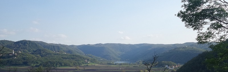 foto dei colli Berici in cui si vedono in senso orario le frazioni di Pianezze, Villabalzana e Lapio, al centro il lago, veduta da Via Sacco